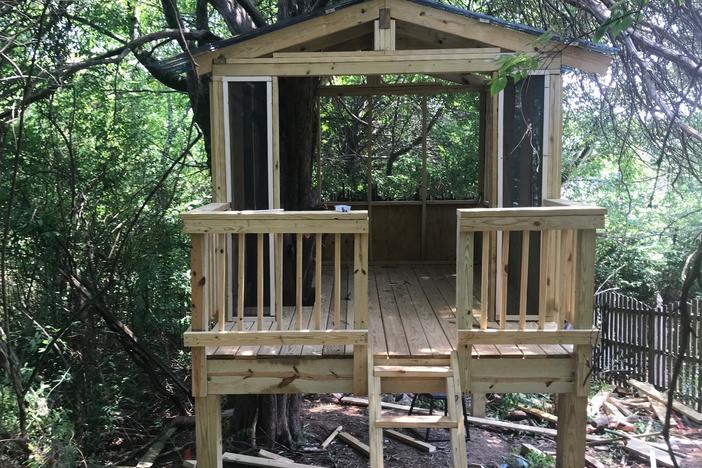 With the help of his children, Knoxville, Tenn., resident Matt Harris put the finishing touches on his dream treehouse on Father's Day.