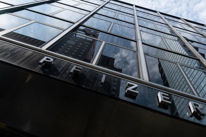 The agreement also would allow the federal government to acquire an additional 500 million doses of the Pfizer vaccine.