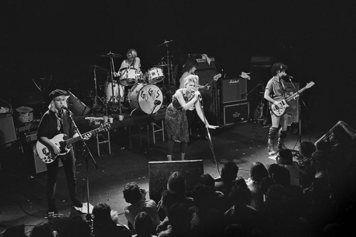 (L-R): Charlotte Caffey, Gina Schock, Belinda Carlisle, Kathy Valentine and Jane Wiedlin perform in 1981.