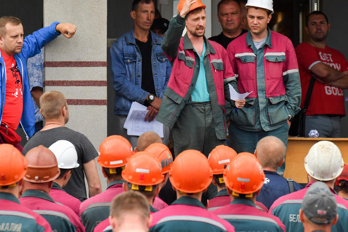 Workers of Belaruskali, Belarus' major producer of potash fertilizers, have gone on strike in support of anti-government protests.