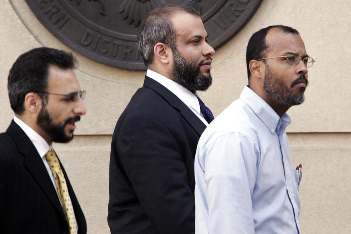 Ali Al-Tamimi (center) walks with two unidentified men as they leave federal court in Alexandria, Va., in April 2005. A federal judge has ordered him released from prison pending the outcome of his appeals, which have been unresolved for more than a decade.