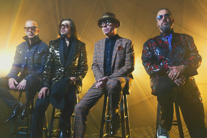 Bandleader Raul Malo and guitarist Eddie Perez both claim Latin American heritage, but their roots music-driven band had never ventured into creating an entirely Spanish album until now.