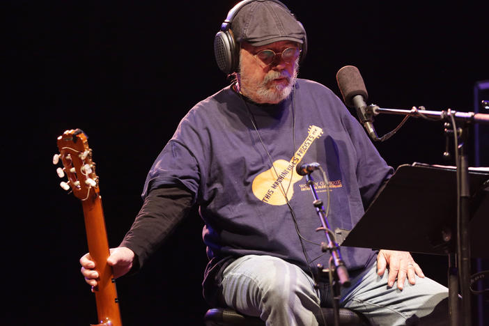 Silvio Rodrí­guez's latest album is <em></em>called <em>Para la espera</em>.