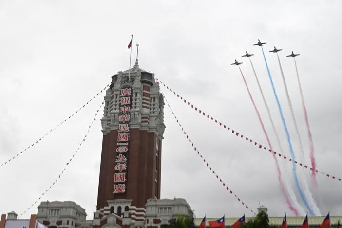 Five U.S.-made F-16 jets fly over the Presidential Office during Taiwan's National Day in Taipei on Oct. 10.