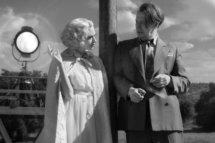 Amanda Seyfried as Marion Davies and Gary Oldman as Herman Mankiewicz in David Fincher's impressive <em>Mank.</em>