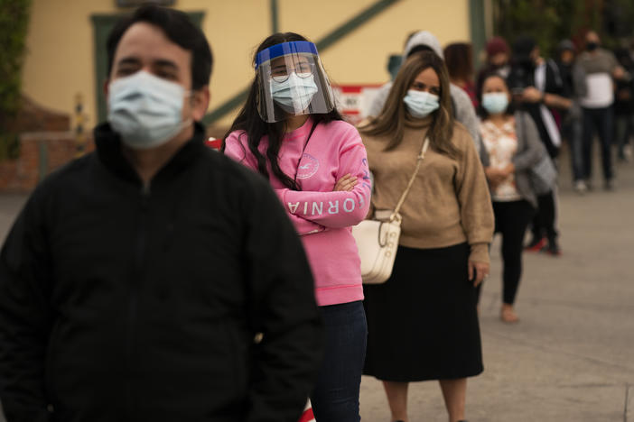 People wait in line for coronavirus tests in Los Angeles this week. The United States one-day death toll from the virus topped 3,000 for the first time on Wednesday.