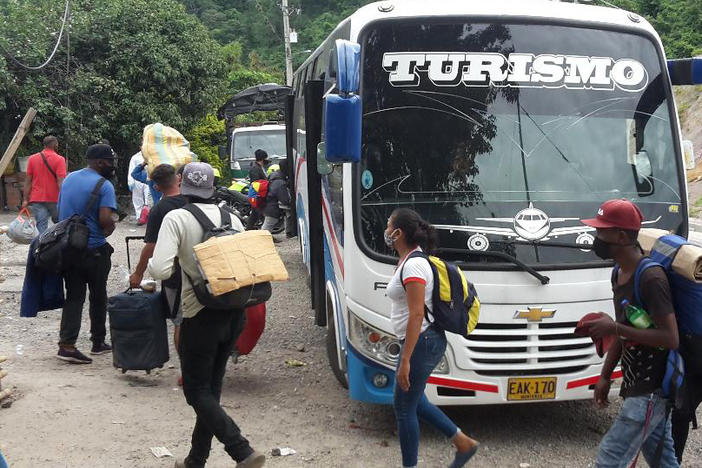 People who migrated from Venezuela to Colombia are deported.