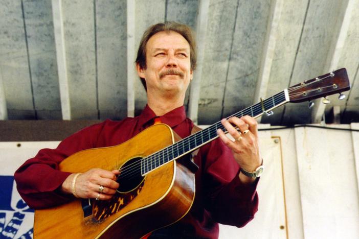 Tony Rice performing in 2000.
