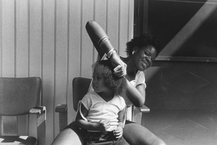 <em>Combing Hair, Syracuse, N.Y.,</em> 1986, High Museum of Art, gift of Eric Ceputis and David W. Williams, 2017
