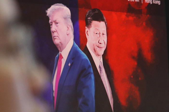 A computer screen in Seoul shows images of Chinese President Xi Jinping and President Donald Trump in 2019.