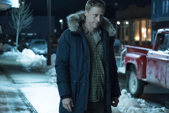 Alan Tudyk plays an alien who's not comfortable in his (human) skin in SYFY's <em>Resident Alien</em>.
