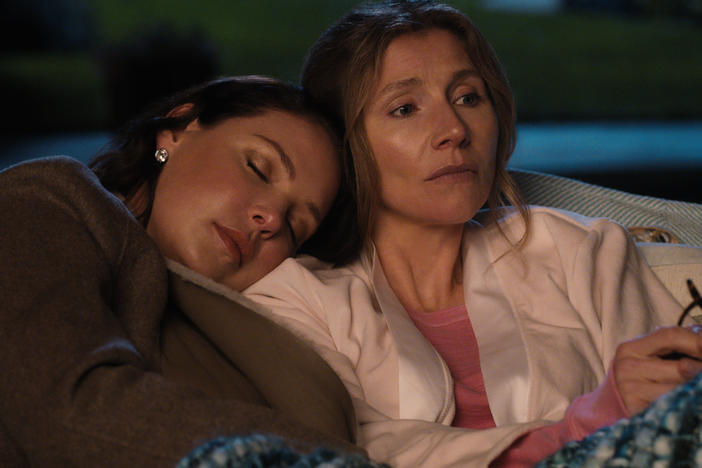 Katherine Heigl and Sarah Chalke play Tully and Kate, two friends who spend decades supporting each other in <em>Firefly Lane</em>.