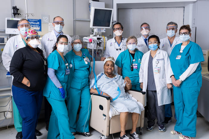 Sonia Sein with her surgeons and ICU team at The Mount Sinai Hospital.