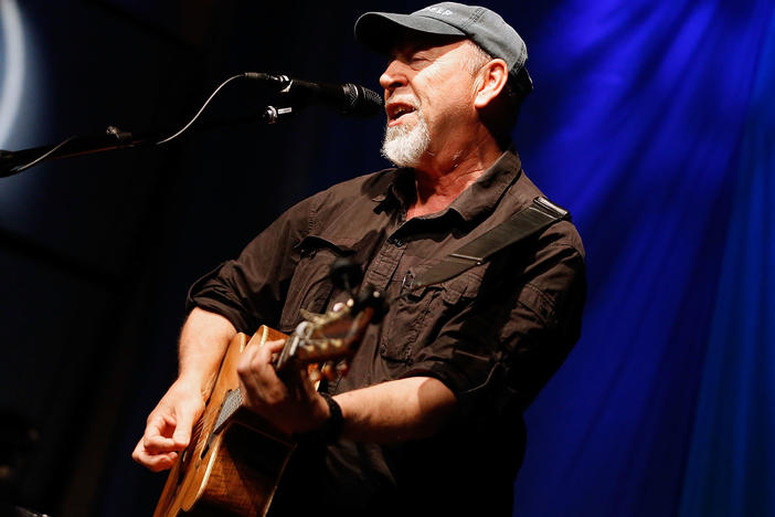 In <em>Beeswing: Losing My Way and Finding My Voice, 1967-1975</em>, Thompson looks back on difficult memories that turned into familiar songs.