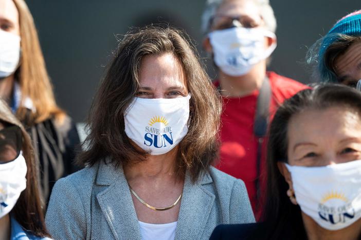 <em>Baltimore Sun</em> reporter Liz Bowie, center, has helped to lead an effort by Tribune Publishing's journalists to seek new owners for its papers and hold a hedge fund at bay.