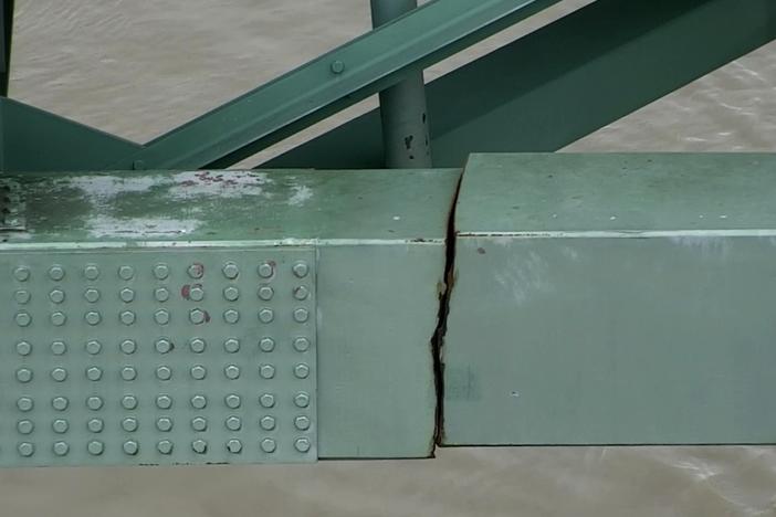 A crack in a steel beam on the Interstate 40 bridge, near Memphis, Tenn., caused authorities to order an emergency closure, disrupting road and Mississippi River traffic.