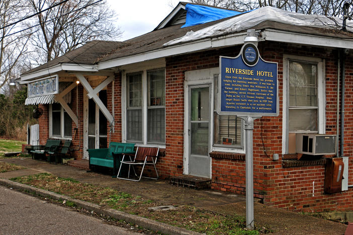The Riverside Hotel hosted musicians like Muddy Waters, Sam Cooke, Howlin' Wolf, and Duke Ellington.