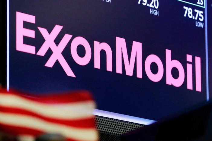 Exxon Mobil has apologized after one of its lobbyists talked about undermining climate action in an undercover video.