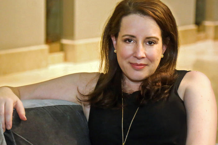 Julia Quinn, author of the <em>Bridgerton </em>novels, has lost her father and sister in a car crash.
