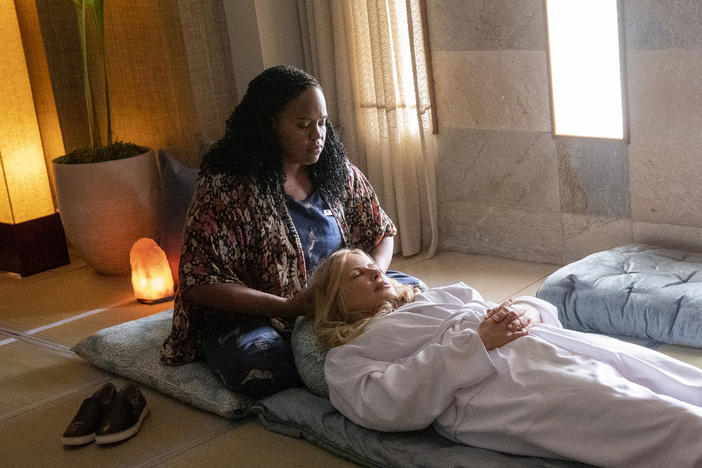 Natasha Rothwell and Jennifer Coolidge in <em>The White Lotus</em>.