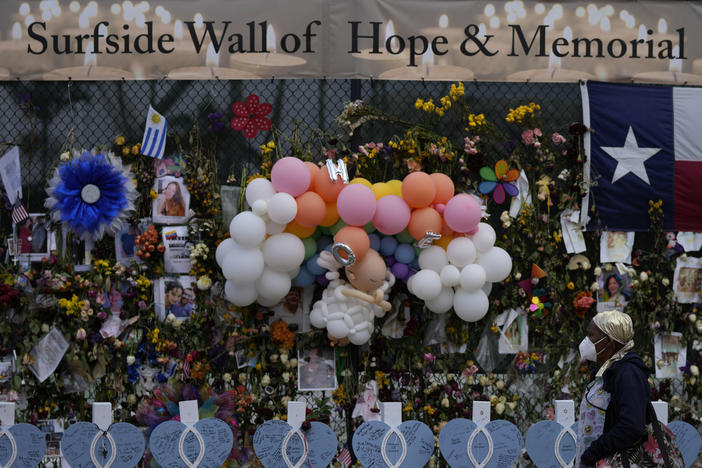 A makeshift memorial pays tribute to the victims of the Champlain Towers South building collapse in Surfside, Fla.