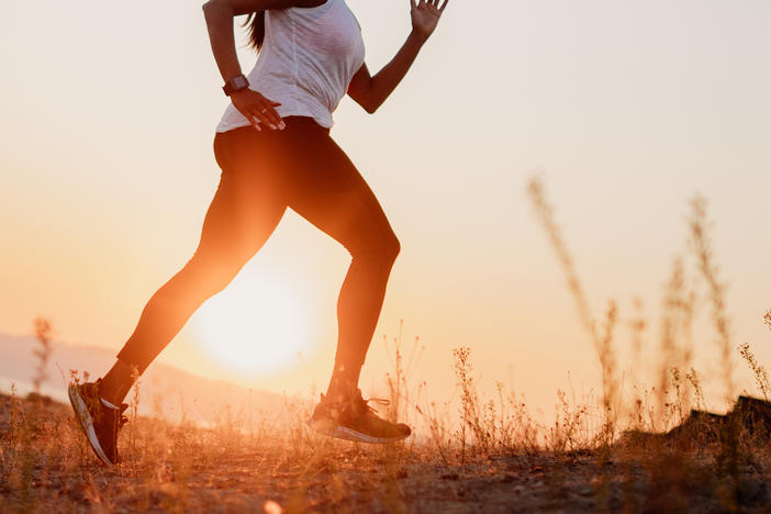 When working out in the summer, watch for the signs of dehydration and heat stroke. Choosing a later evening or early morning time for a run in one smart way to stay safe.