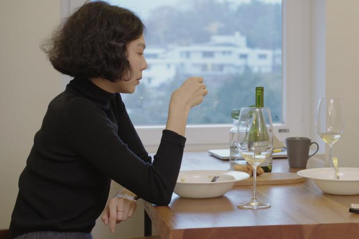 Gamhee (Kim Min-hee) shared a meal with a friend (Song Seon-mi) in <em>The Woman Who Ran.</em>