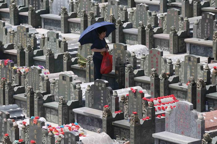 People mourn their ancestors and the deceased at a cemetery in Quanzhou during the traditional Qingming Festival, or "Tomb-sweeping Day."