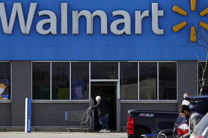 Walmart has a plan to pay for its workers to get college degrees without going into debt.