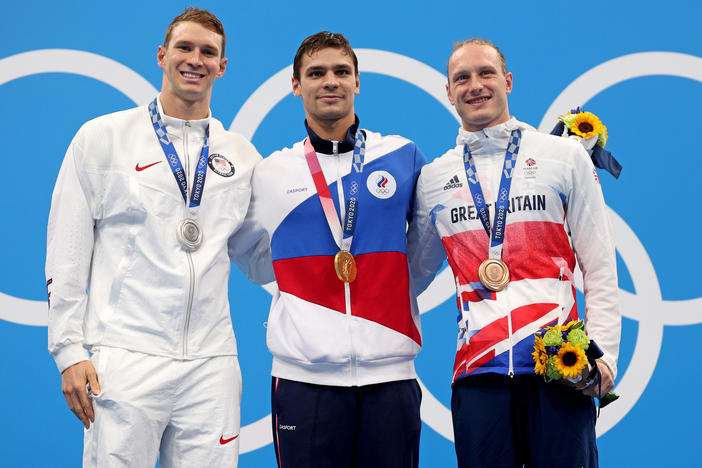 Silver medalist Ryan Murphy of Team USA (from left), gold medalist Evgeny Rylov of the Russian Olympic Committee and bronze medalist Luke Greenbank of Great Britain during Friday's medal ceremony for the men's 200-meter backstroke final at the Tokyo Games.