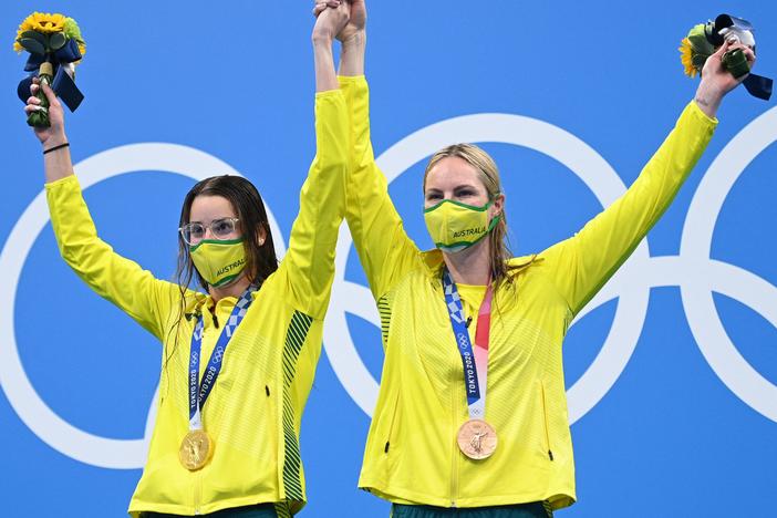 Australian gold medalist Kaylee McKeown (left) poses with bronze medalist and teammate Emily Seebohm, who she invited to the top podium after the women's 200-meter backstroke swimming final at the Tokyo Olympics on Saturday.