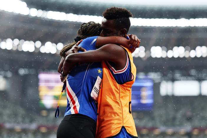 Keula Nidreia Pereira Semedo of Cape Verde and guide Manuel Antonio Vaz da Veiga embrace on the track of Olympic Stadium in Tokyo on Thursday after he proposed.