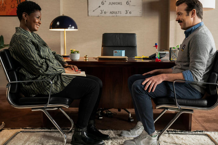 Sarah Niles and Jason Sudeikis in <em>Ted Lasso</em>.