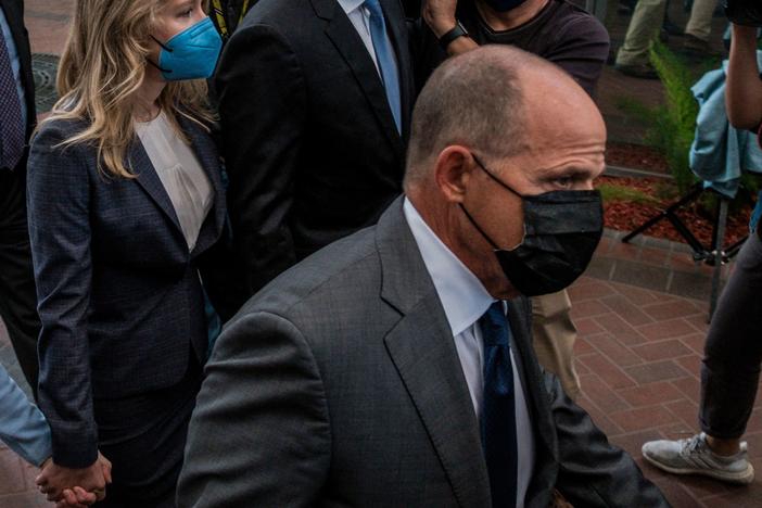 Bill Evans (center), the father of Billy Evans, Elizabeth Holmes' partner, accompanies Holmes into a federal courthouse in San Jose, Calif., for the start of her federal fraud trial.