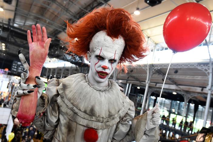 A cosplayers dressed as Pennywise from "It" poses during the Comic Con festival in 2017 at the Grande Halle de la Villette in Paris.