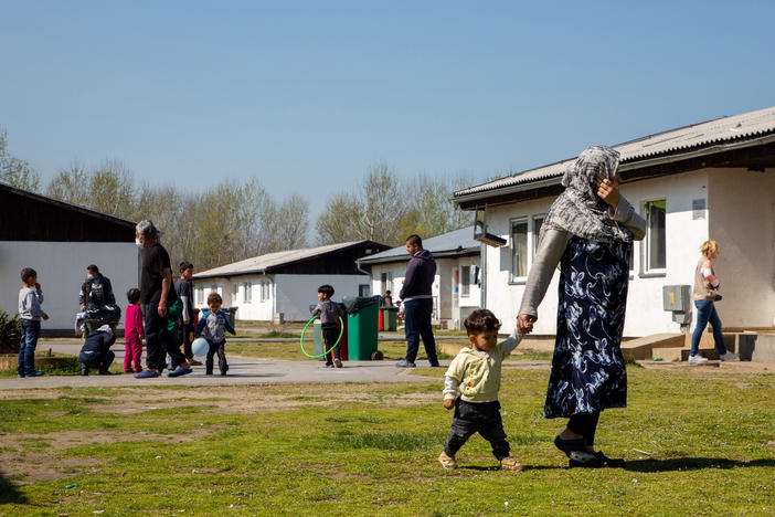 Fifty barracks are available for accommodation in the Krnjaca asylum center in Serbia, just outside the capital Belgrade. Single men live in separate housing, while families stay together. For those who decide to return home, the International Organization for Migration offers a "voluntary return and reintegration" program in the camp.