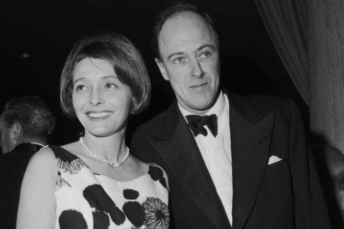 Writer Roald Dahl with his wife American actress Patricia Neal at the Screen Directors Awards, circa 1962.