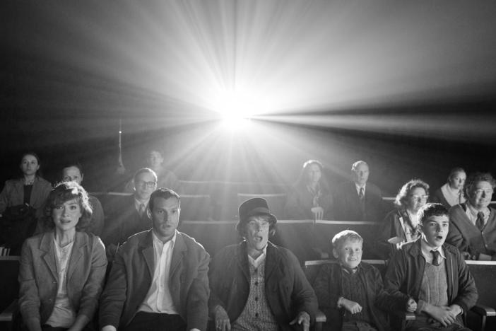 The family (CaitrÃÂ­ona Balfe, Jamie Dornan, Judi Dench, Jude Hill and Lewis McAskie) goes to the movies in <em>Belfast</em>.