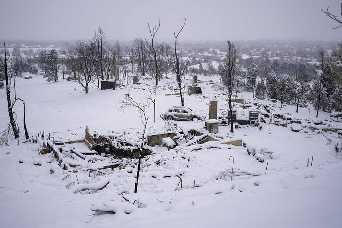 Eight inches of snow on Friday and early Saturday helped extinguish the wildfires that prompted the evacuation of more than 30,000 people in suburban Colorado.