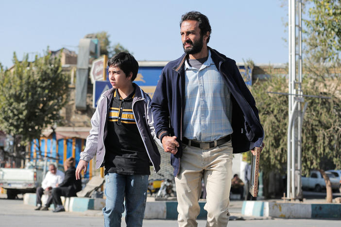Rahim (Amir Jadidi) tries to reconnect with his son (Saleh Karimai) in <em>A Hero.</em><em></em>
