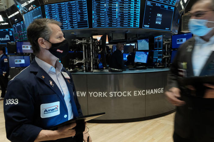 Traders work on the floor of the New York Stock Exchange. Lawmakers from both parties are stepping up calls to ban members of Congress from trading individual stocks.