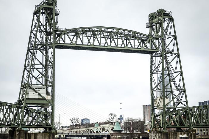Rotterdam residents appear to be up in arms over a plan to temporarily dismantle the Koningshaven lift bridge, popularly called "De Hef."