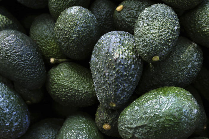 Mexico acknowledged late Saturday that the U.S. government suspended all imports of Mexican avocados after a U.S. plant safety inspector in Mexico received a threat.