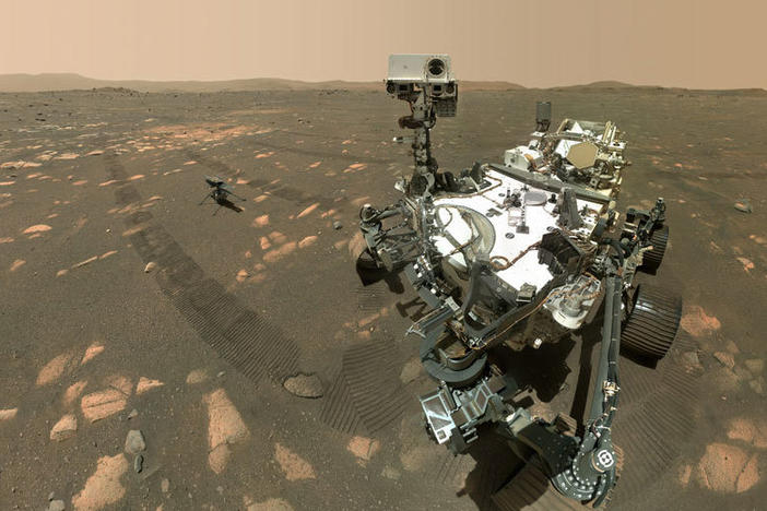 Perseverance takes a selfie with its helicopter companion Ingenuity in the background.