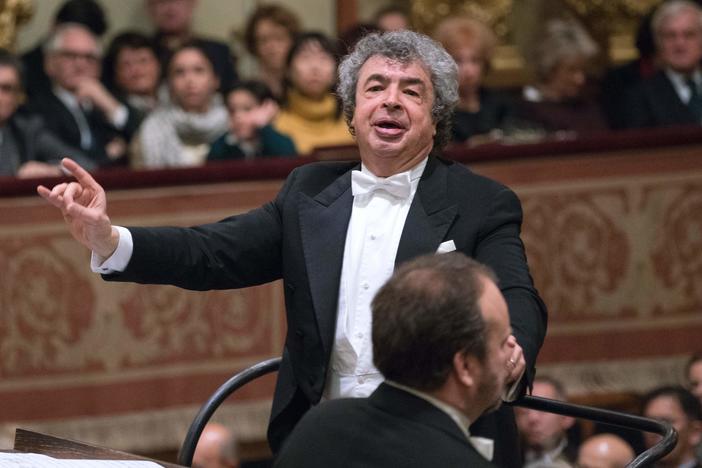 Semyon Bychkov, conducting the Vienna Philharmonic in Vienna, Austria in 2017.