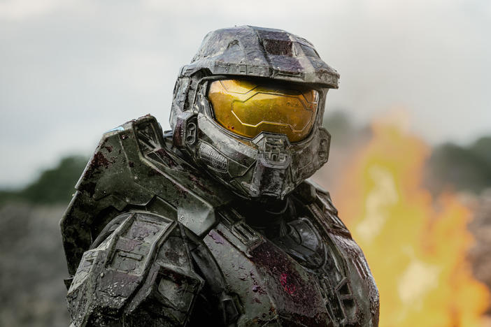 Master Chief (Pablo Schreiber) asks to see your <em>HALO</em> in the Paramount series.