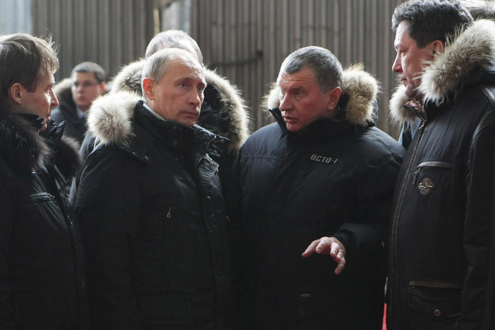 Vladimir Putin speaks with Russian oligarch Igor Sechin (center right) in 2009.