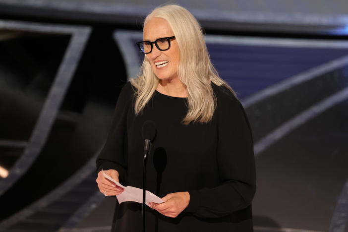 Jane Campion accepts the Oscar for best directing, for her work in <em>The Power of the Dog. </em>