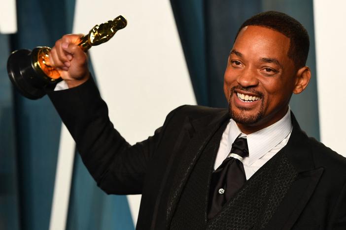 Will Smith holds his Oscar for best actor in a leading role for <em>King Richard</em> at the 2022 Vanity Fair Oscar Party.