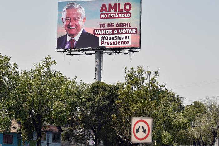 An advertisement in Mexico City for the referendum called by Mexican President Andrés Manuel López Obrador, scheduled for Sunday.